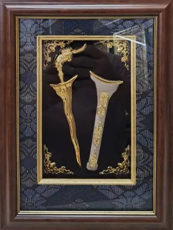 الجائزة الخاصة SP-44: Framed Malay Keris من Tan Che Hui – Malaysia