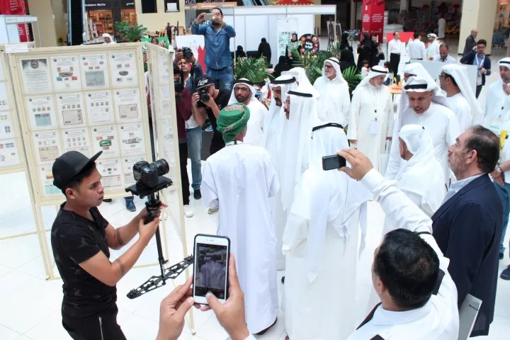 زوار وطاقم تصوير بين إطارات المعرض